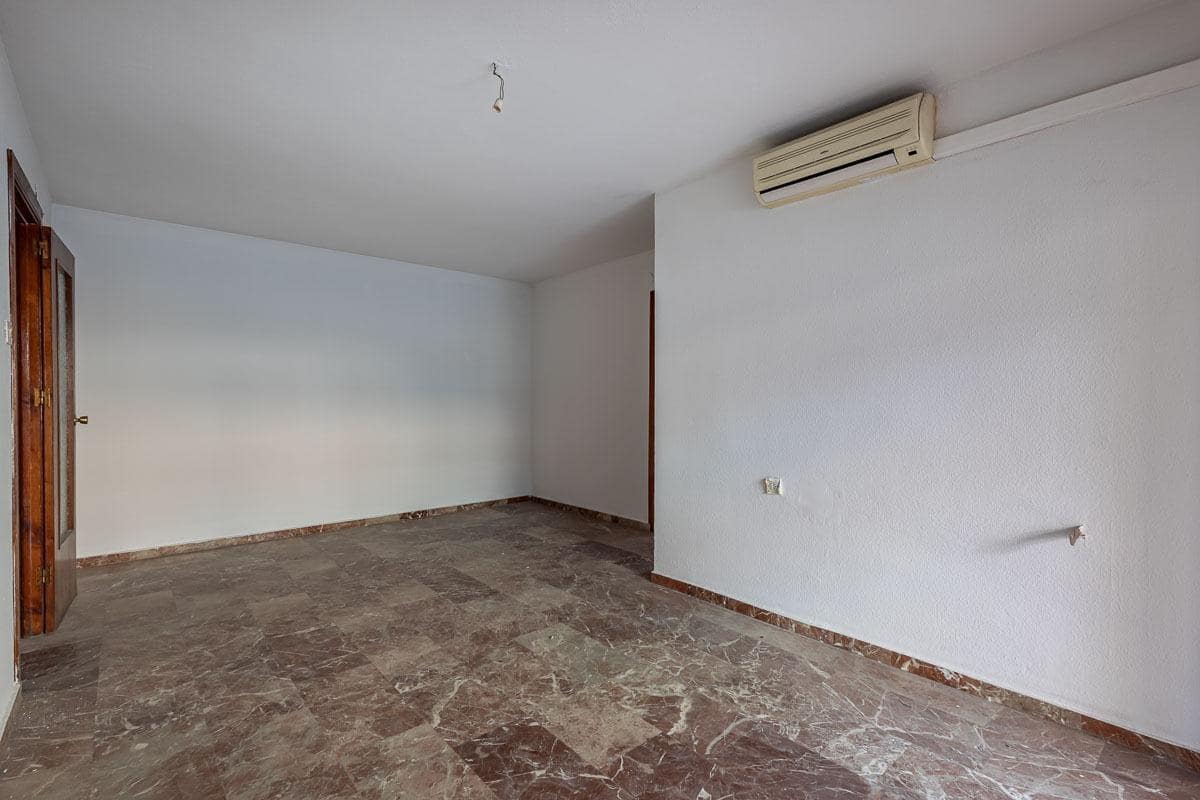 4 bedroom Flat for sale in Granada city - € 199,900 (Ref: 9434193)