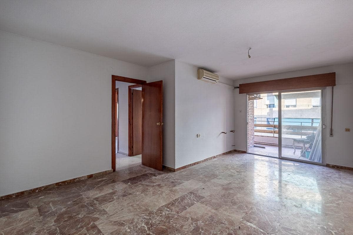 4 bedroom Flat for sale in Granada city - € 199,900 (Ref: 9434193)