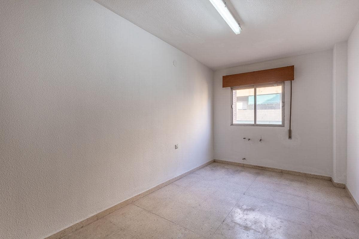 4 bedroom Flat for sale in Granada city - € 199,900 (Ref: 9434193)