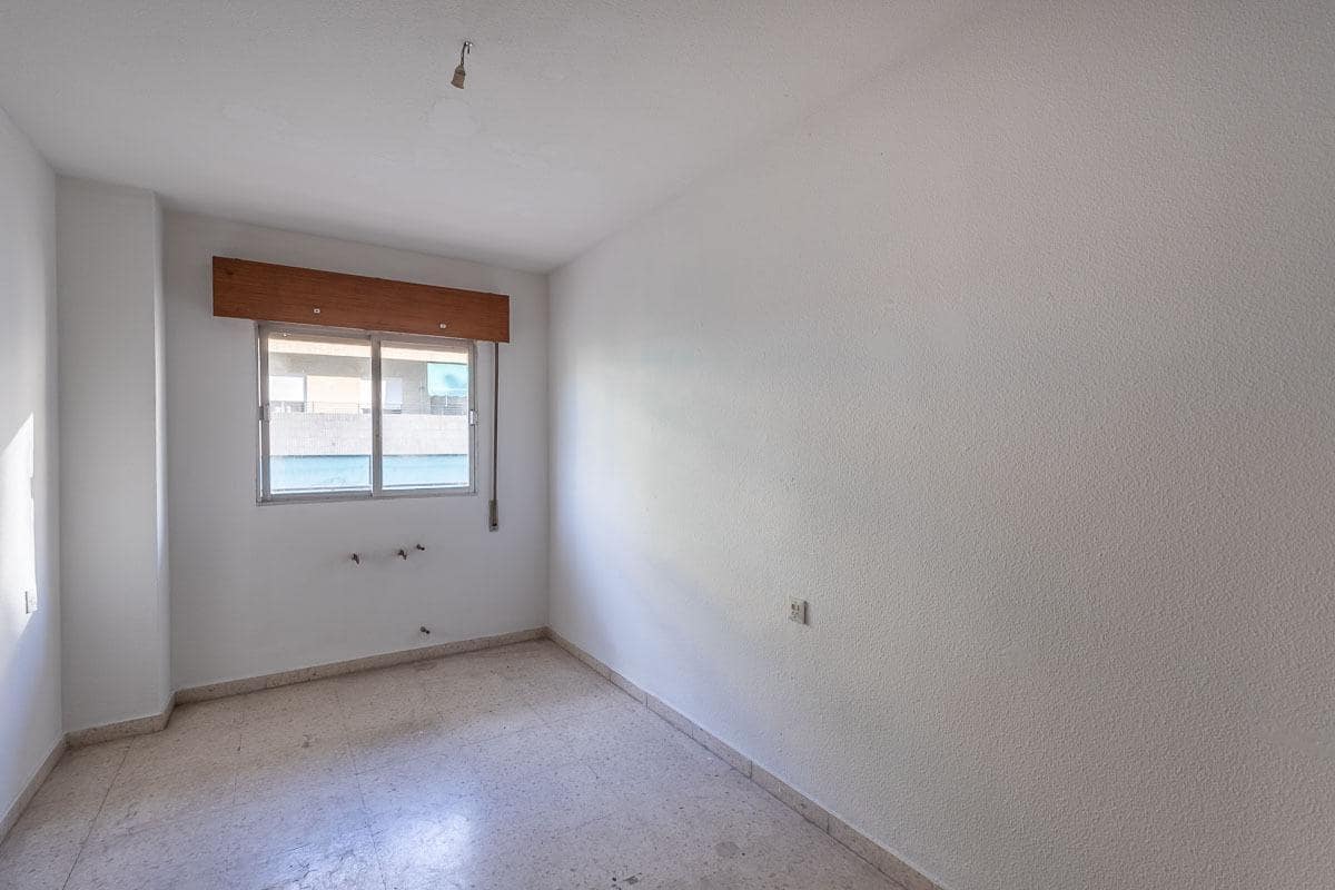 4 bedroom Flat for sale in Granada city - € 199,900 (Ref: 9434193)