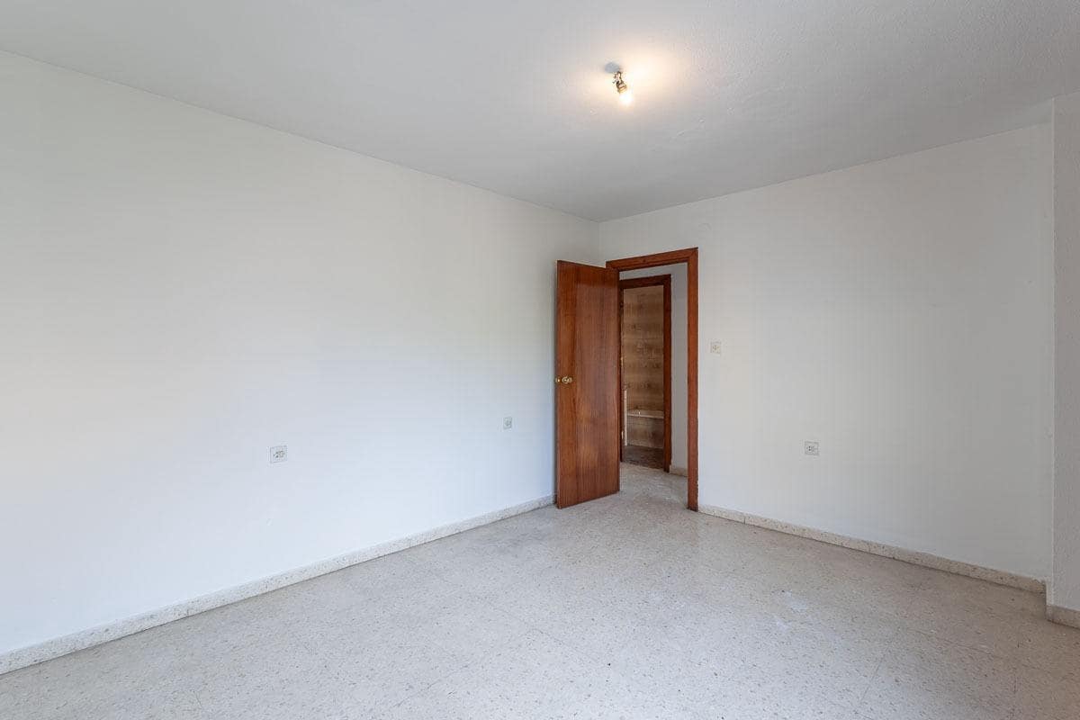4 bedroom Flat for sale in Granada city - € 199,900 (Ref: 9434193)
