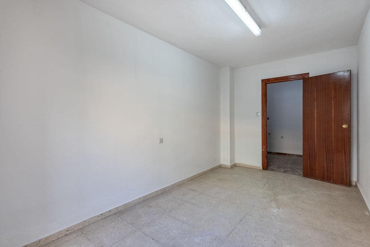 4 bedroom Flat for sale in Granada city - € 199,900 (Ref: 9434193)