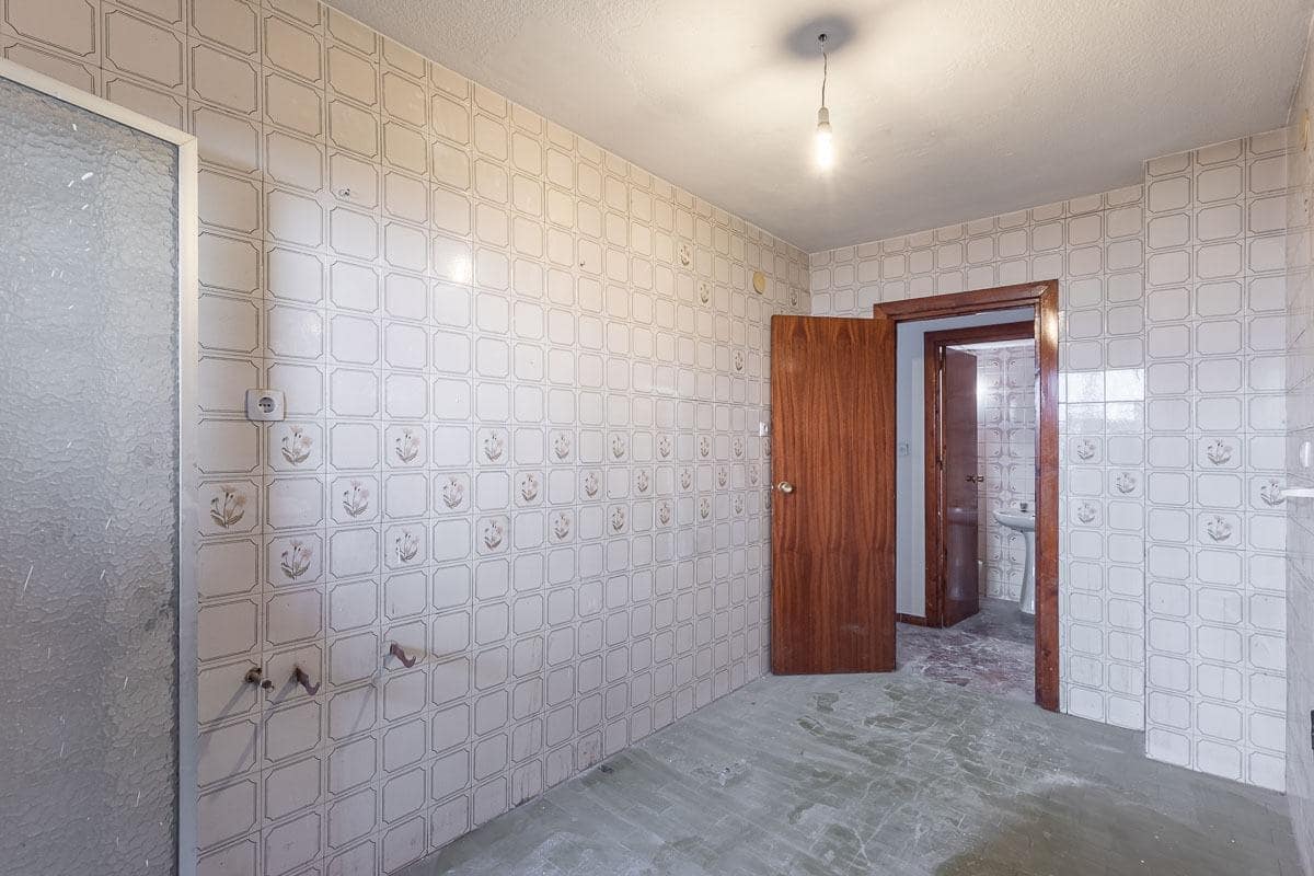 4 bedroom Flat for sale in Granada city - € 199,900 (Ref: 9434193)