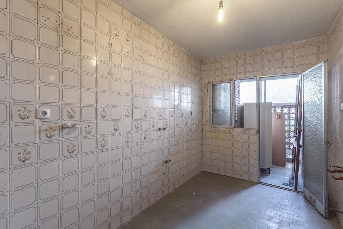 4 bedroom Flat for sale in Granada city - € 199,900 (Ref: 9434193)