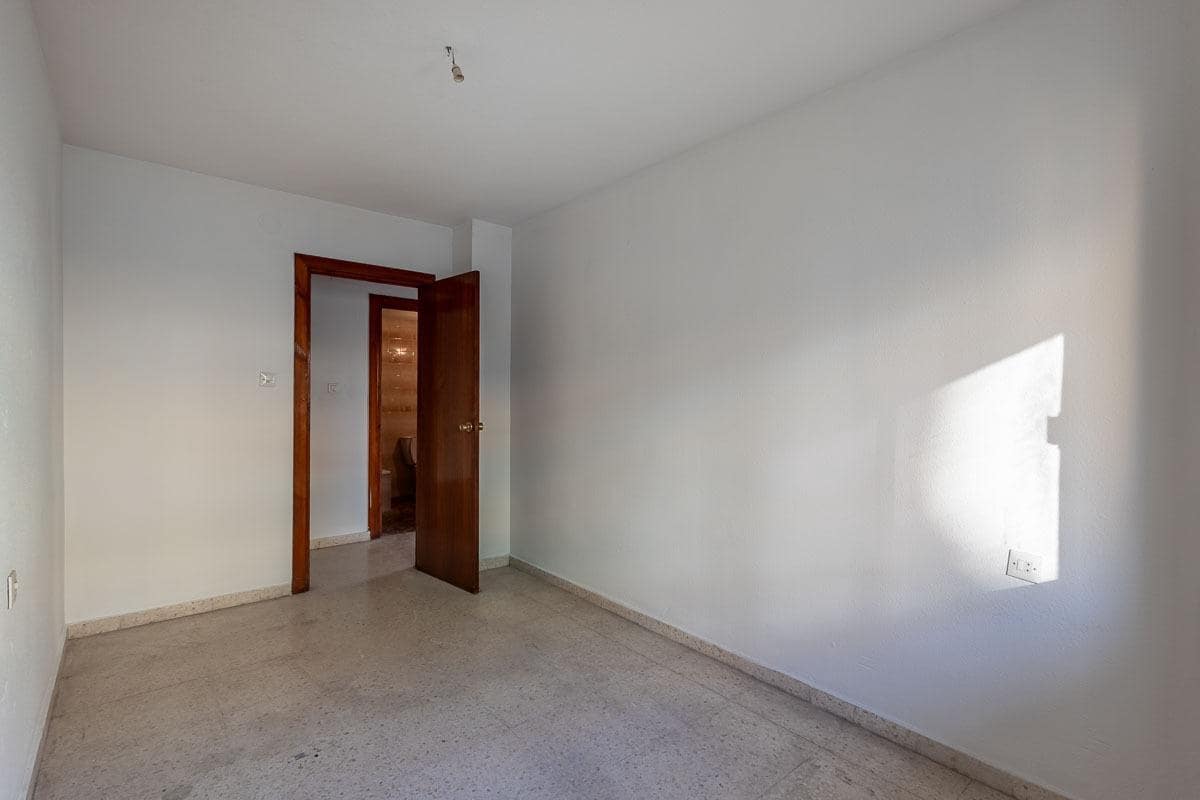 4 bedroom Flat for sale in Granada city - € 199,900 (Ref: 9434193)