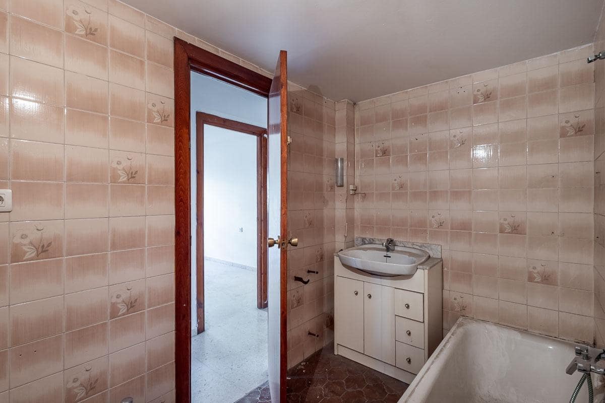 4 bedroom Flat for sale in Granada city - € 199,900 (Ref: 9434193)