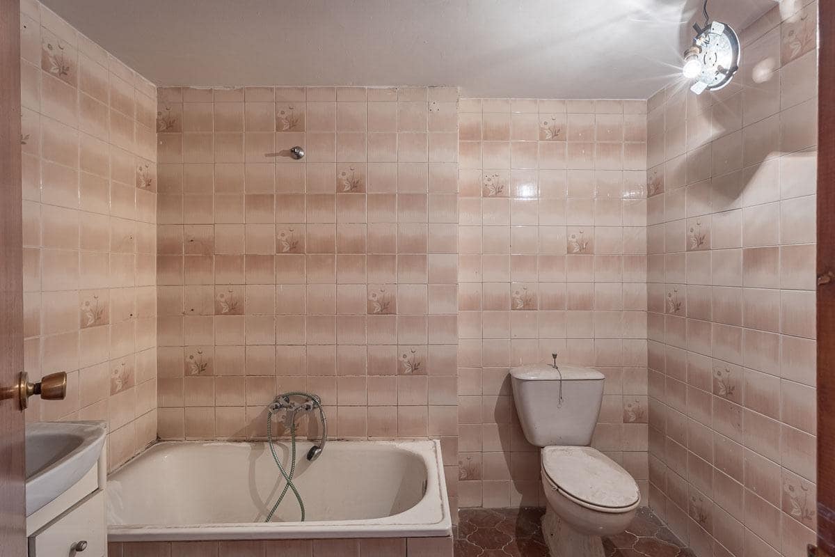 4 bedroom Flat for sale in Granada city - € 199,900 (Ref: 9434193)