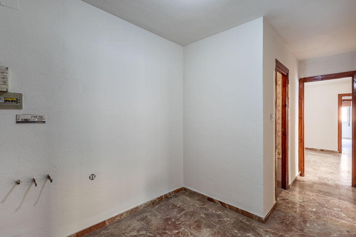 4 bedroom Flat for sale in Granada city - € 199,900 (Ref: 9434193)