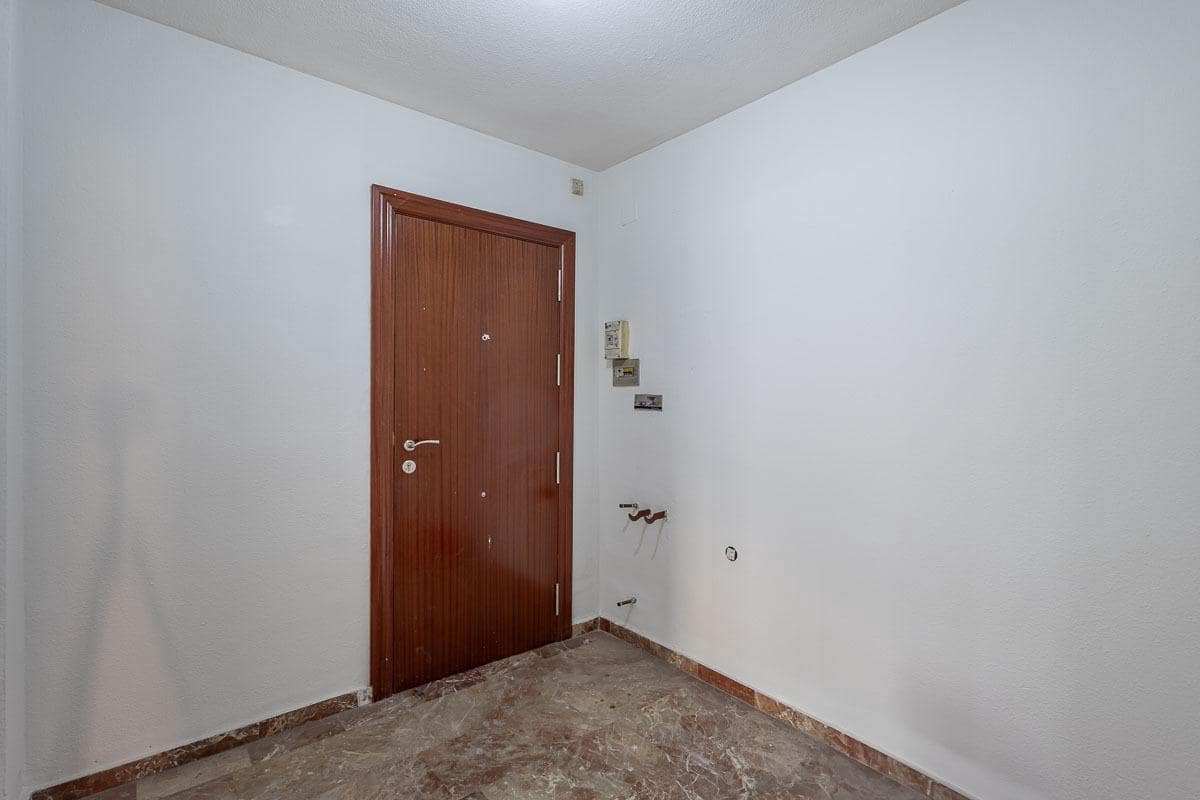 4 bedroom Flat for sale in Granada city - € 199,900 (Ref: 9434193)