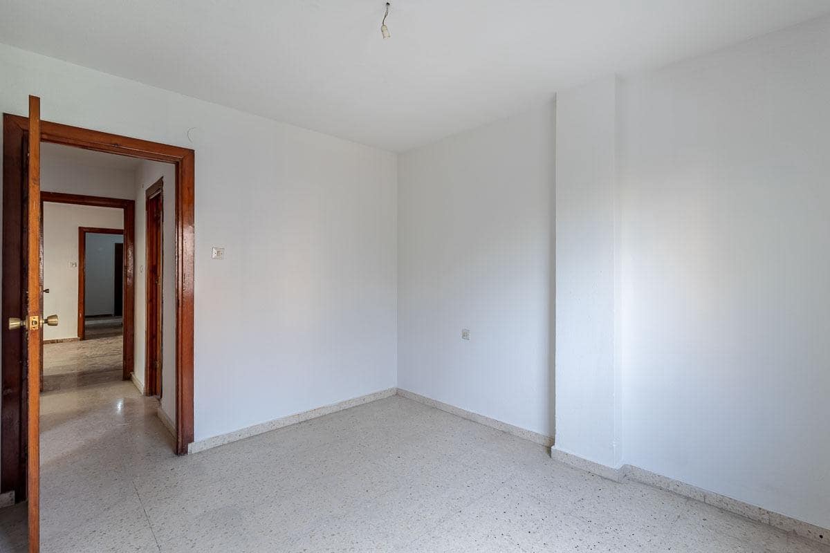 4 bedroom Flat for sale in Granada city - € 199,900 (Ref: 9434193)