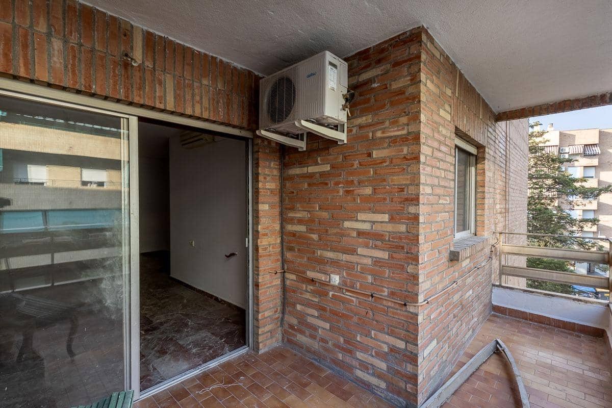 4 bedroom Flat for sale in Granada city - € 199,900 (Ref: 9434193)