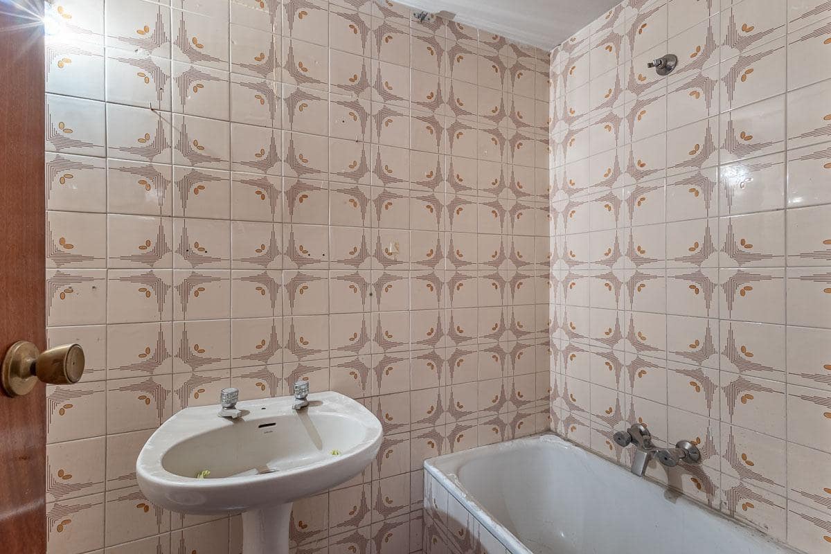 4 bedroom Flat for sale in Granada city - € 199,900 (Ref: 9434193)