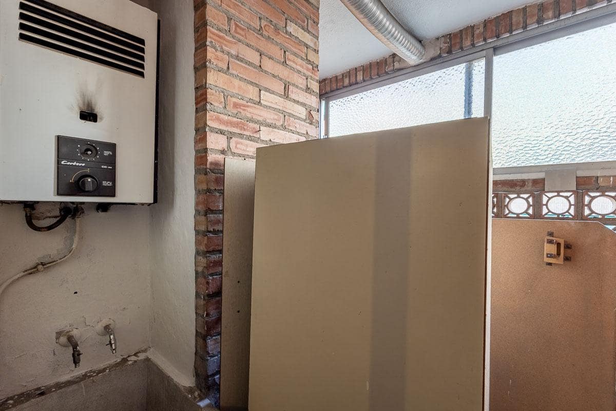 4 bedroom Flat for sale in Granada city - € 199,900 (Ref: 9434193)