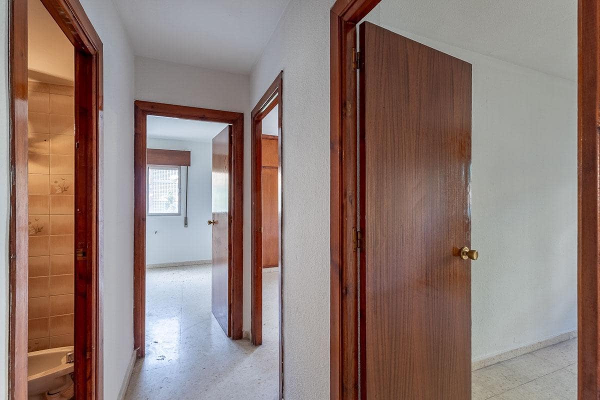 4 bedroom Flat for sale in Granada city - € 199,900 (Ref: 9434193)