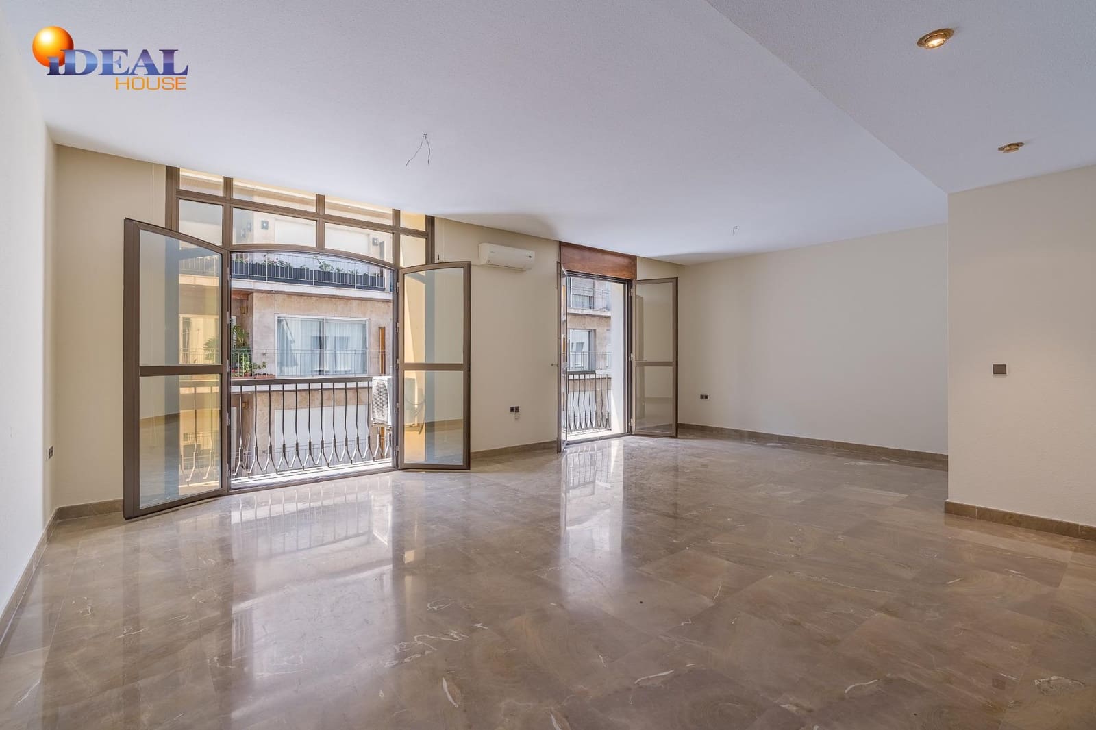 4 bedroom Flat for sale in Granada city with garage - € 649,000 (Ref: 9434195)