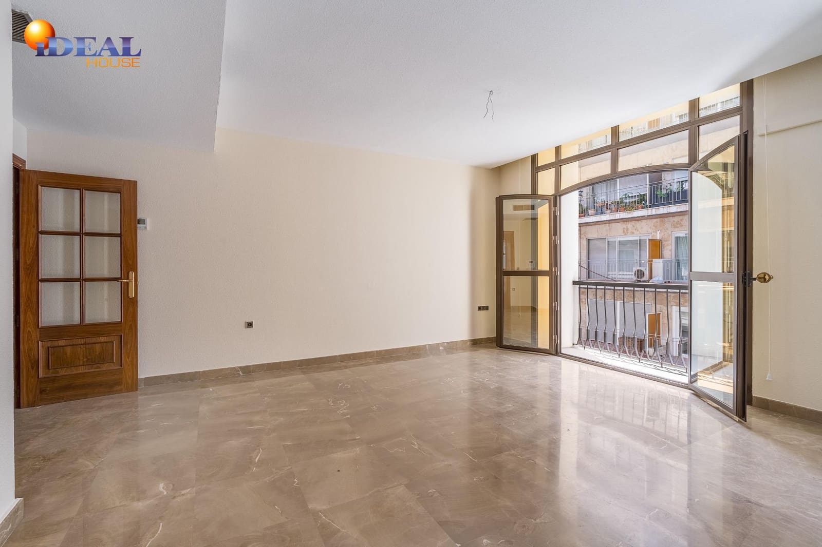 4 bedroom Flat for sale in Granada city with garage - € 649,000 (Ref: 9434195)