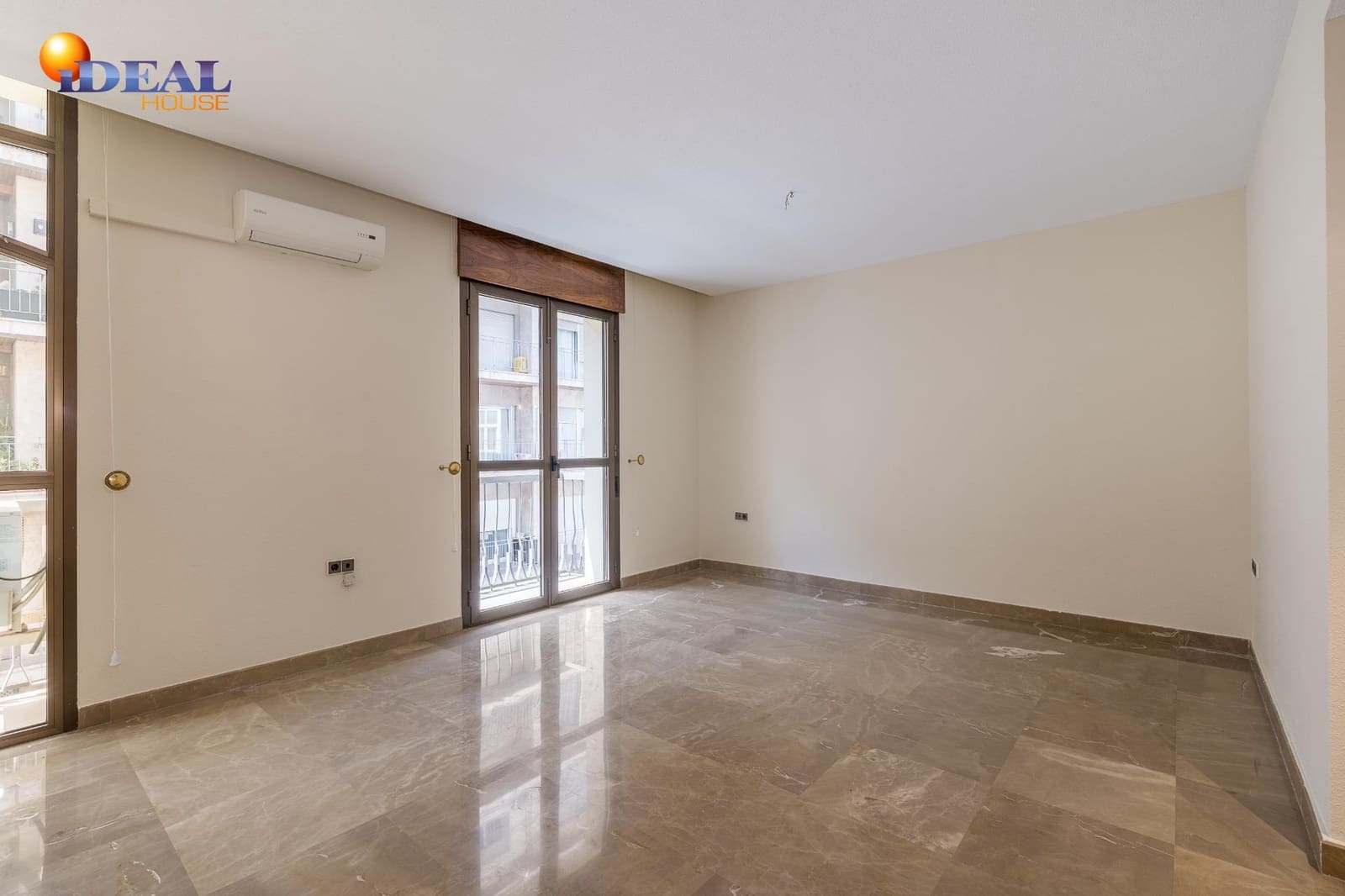 4 bedroom Flat for sale in Granada city with garage - € 649,000 (Ref: 9434195)