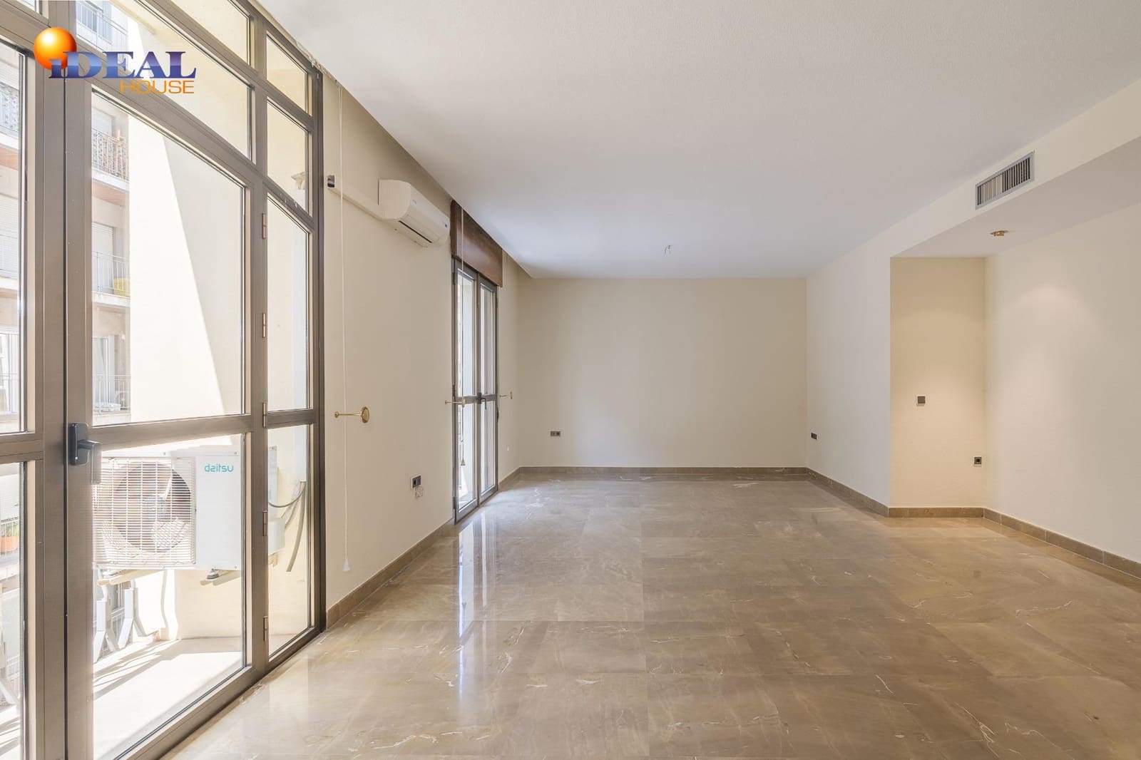 4 bedroom Flat for sale in Granada city with garage - € 649,000 (Ref: 9434195)