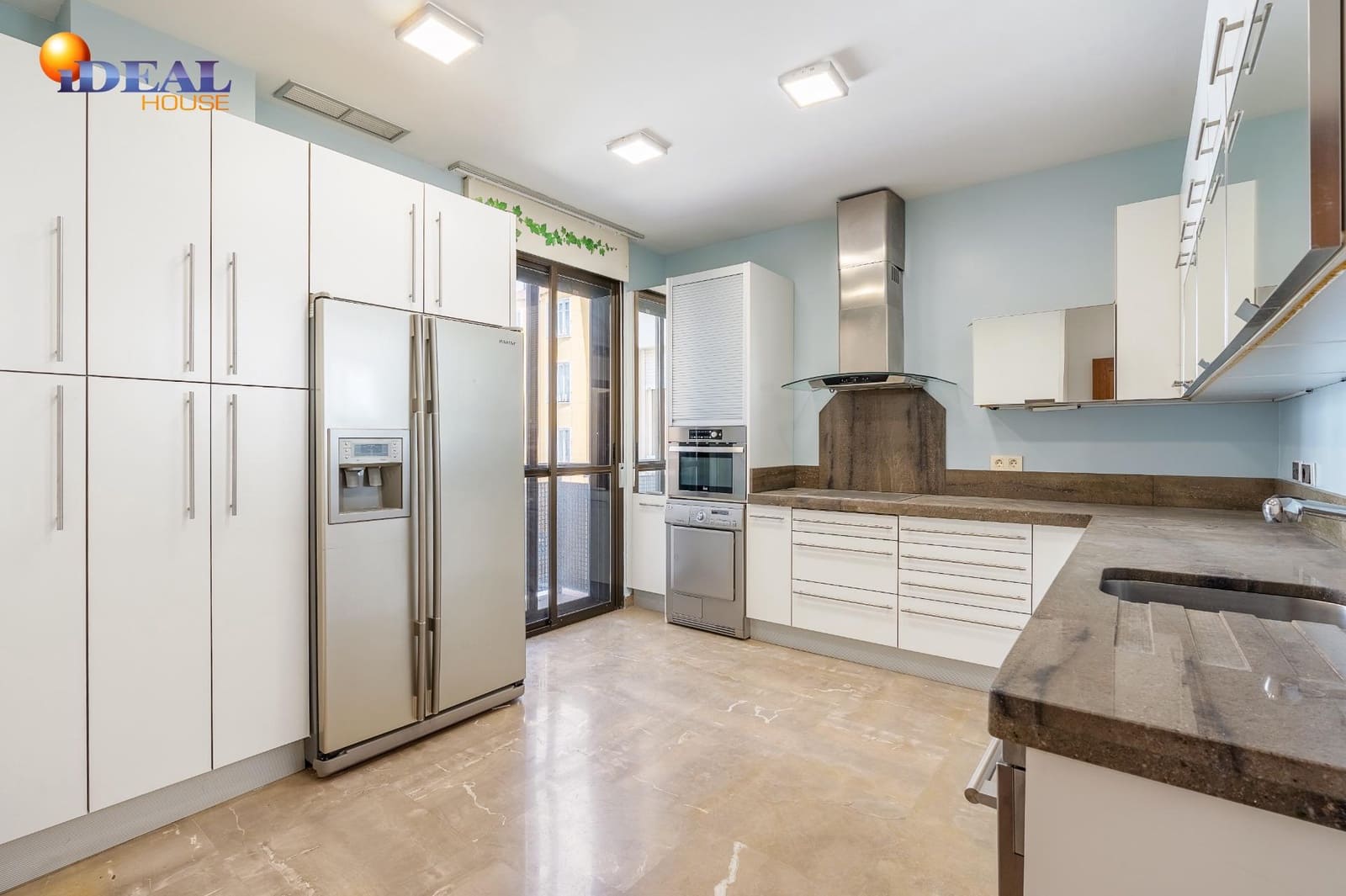 4 bedroom Flat for sale in Granada city with garage - € 649,000 (Ref: 9434195)