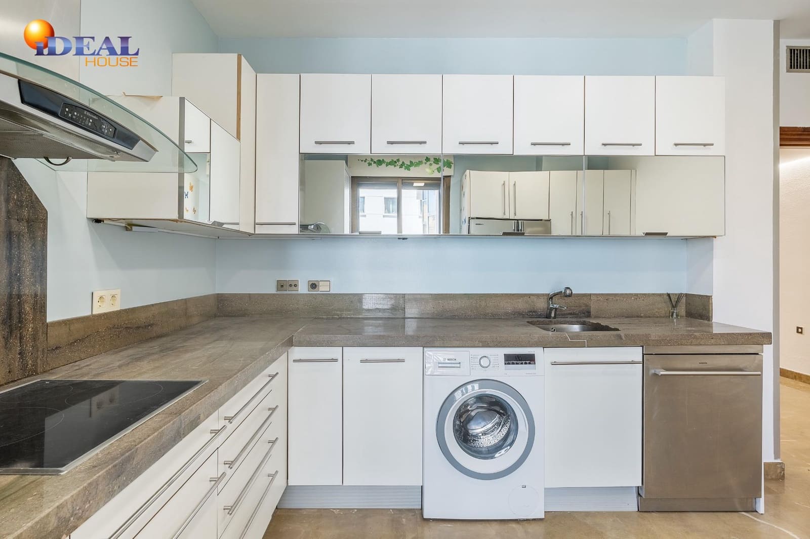 4 bedroom Flat for sale in Granada city with garage - € 649,000 (Ref: 9434195)