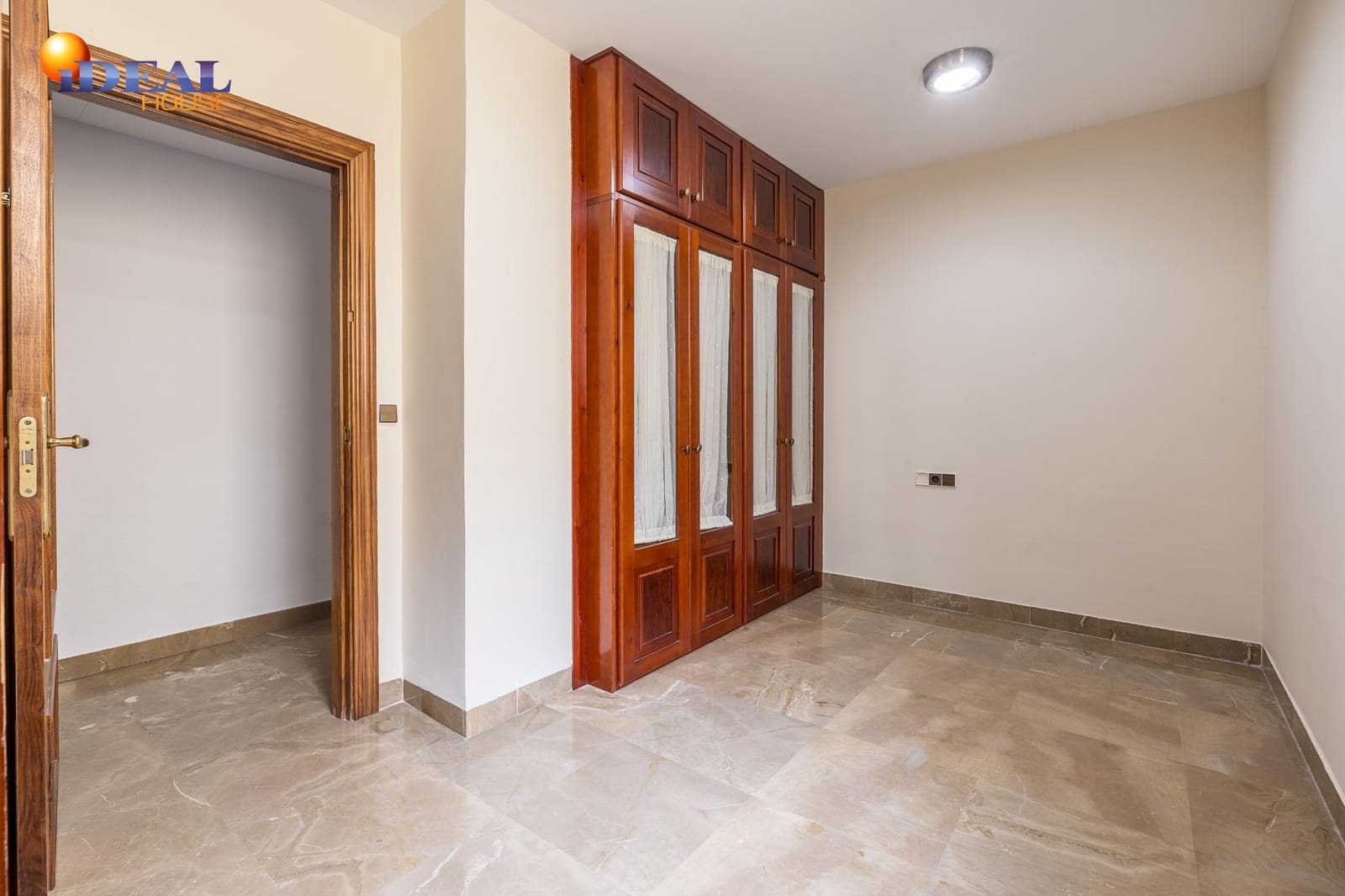 4 bedroom Flat for sale in Granada city with garage - € 649,000 (Ref: 9434195)