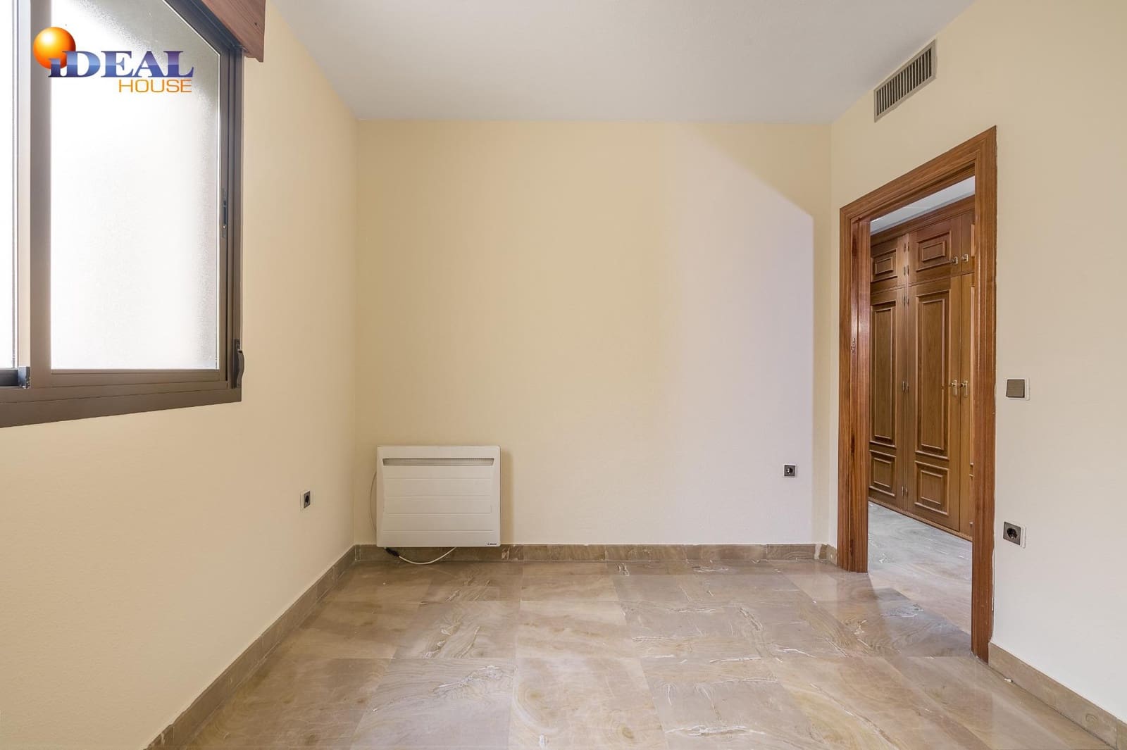 4 bedroom Flat for sale in Granada city with garage - € 649,000 (Ref: 9434195)