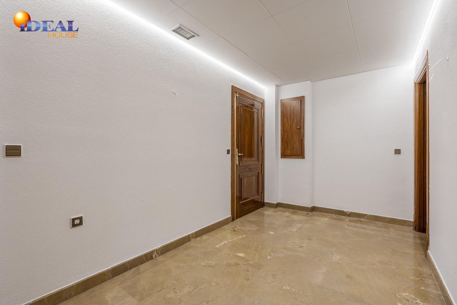 4 bedroom Flat for sale in Granada city with garage - € 649,000 (Ref: 9434195)