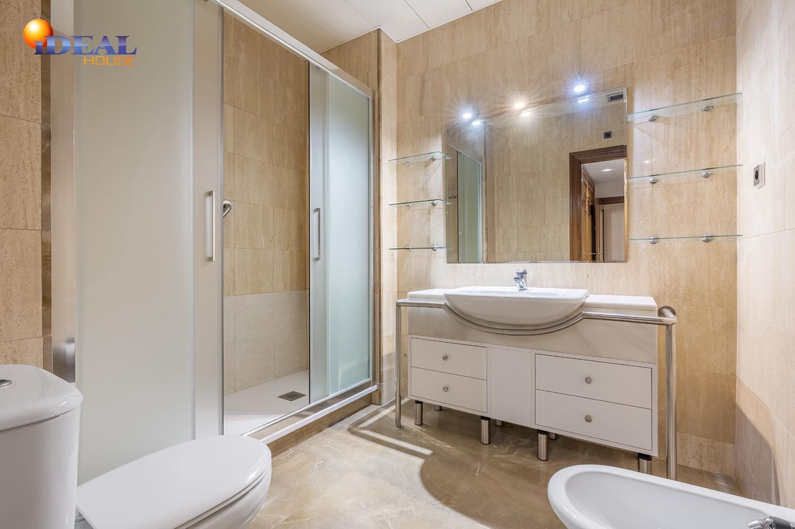 4 bedroom Flat for sale in Granada city with garage - € 649,000 (Ref: 9434195)