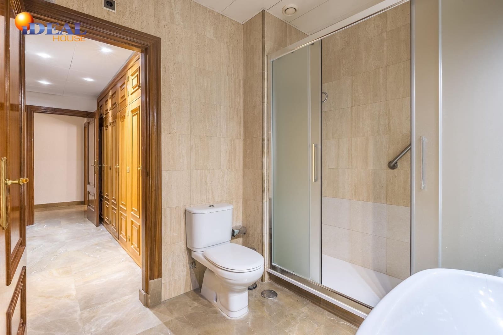 4 bedroom Flat for sale in Granada city with garage - € 649,000 (Ref: 9434195)