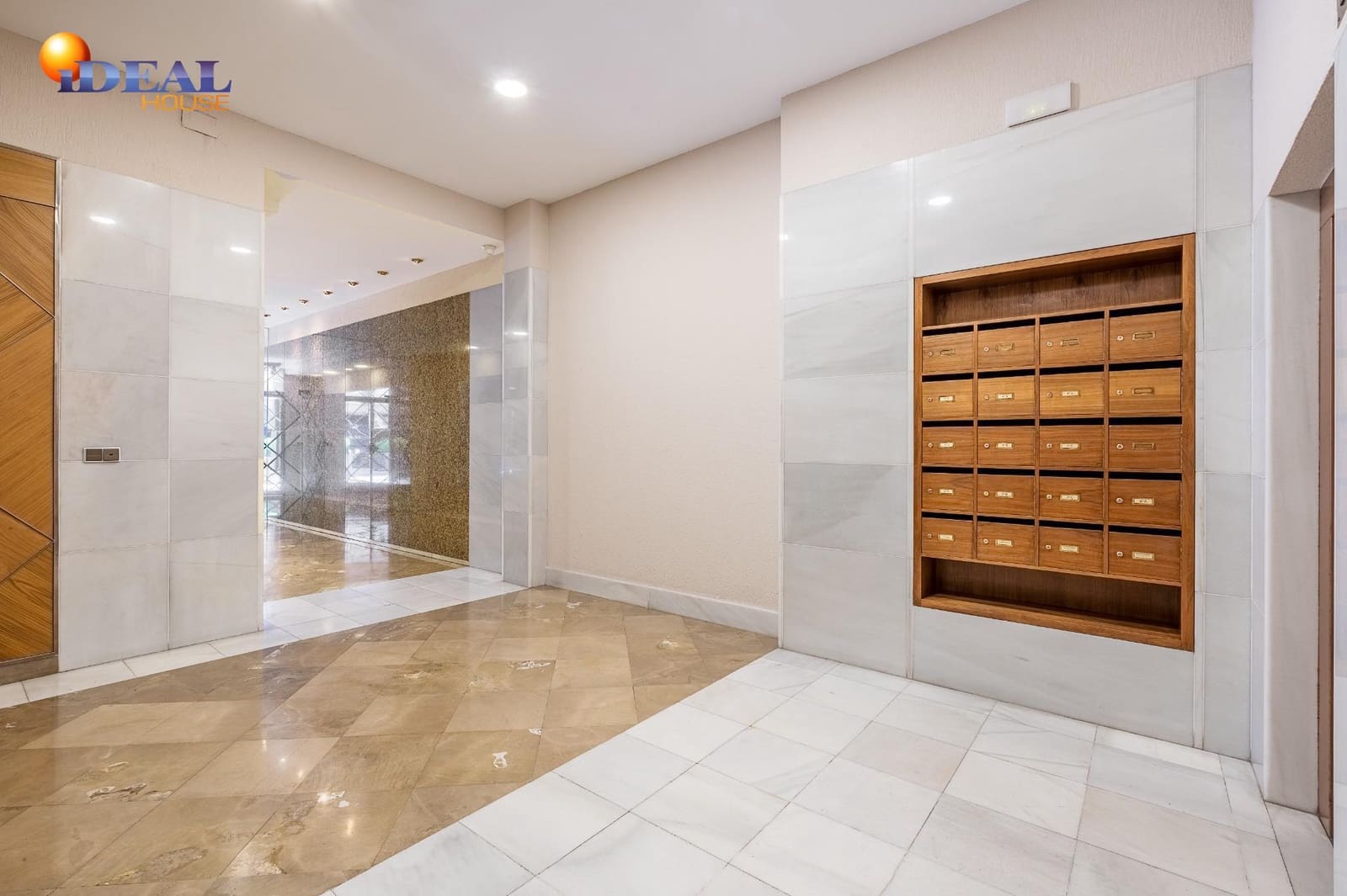 4 bedroom Flat for sale in Granada city with garage - € 649,000 (Ref: 9434195)