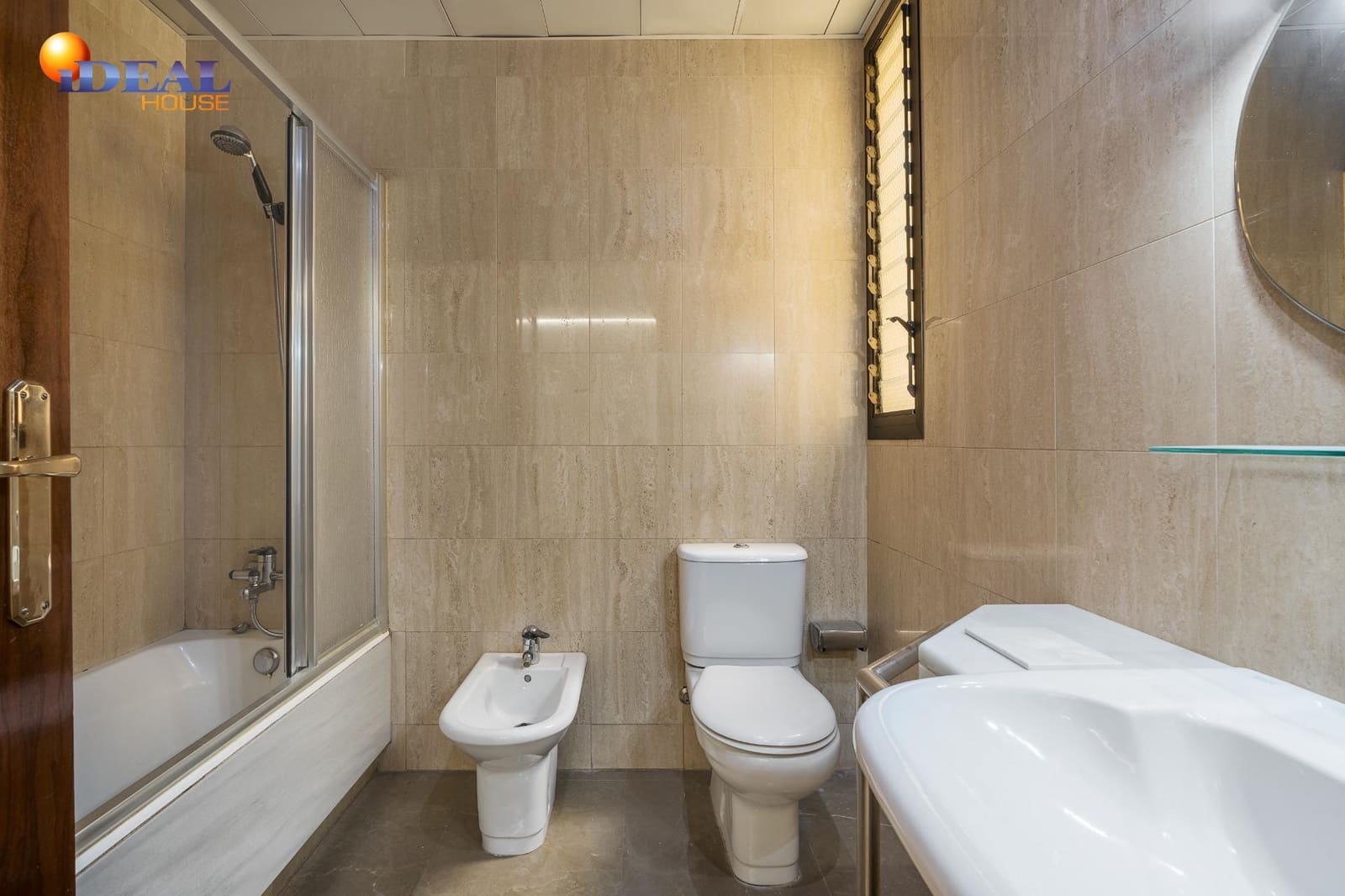 4 bedroom Flat for sale in Granada city with garage - € 649,000 (Ref: 9434195)