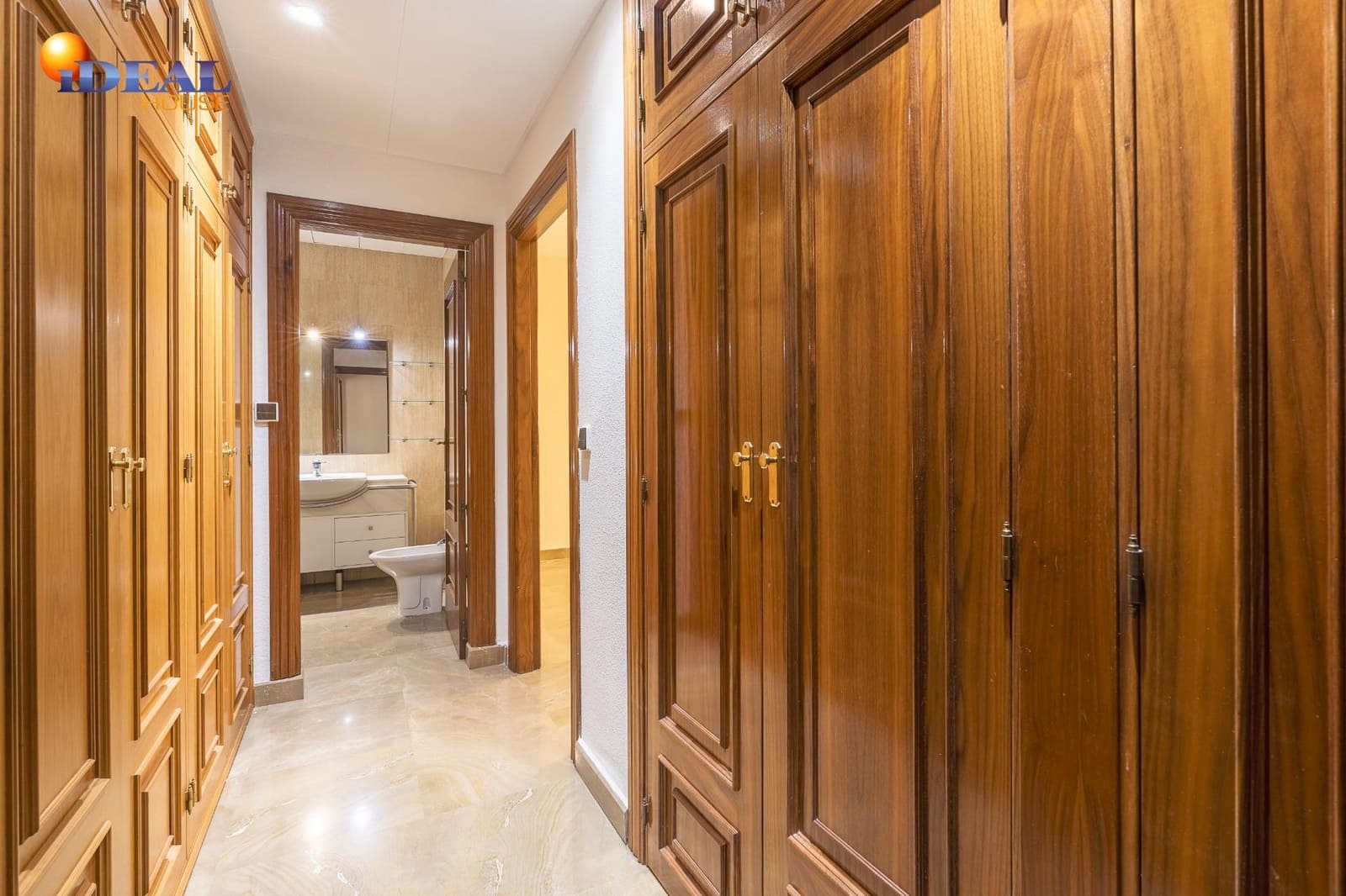 4 bedroom Flat for sale in Granada city with garage - € 649,000 (Ref: 9434195)