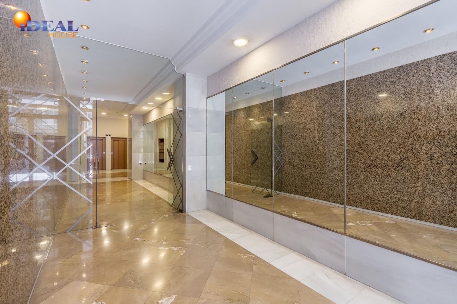 4 bedroom Flat for sale in Granada city with garage - € 649,000 (Ref: 9434195)