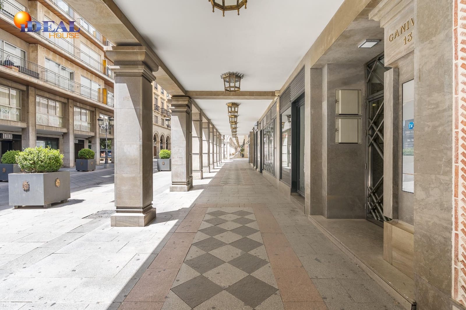 4 bedroom Flat for sale in Granada city with garage - € 649,000 (Ref: 9434195)