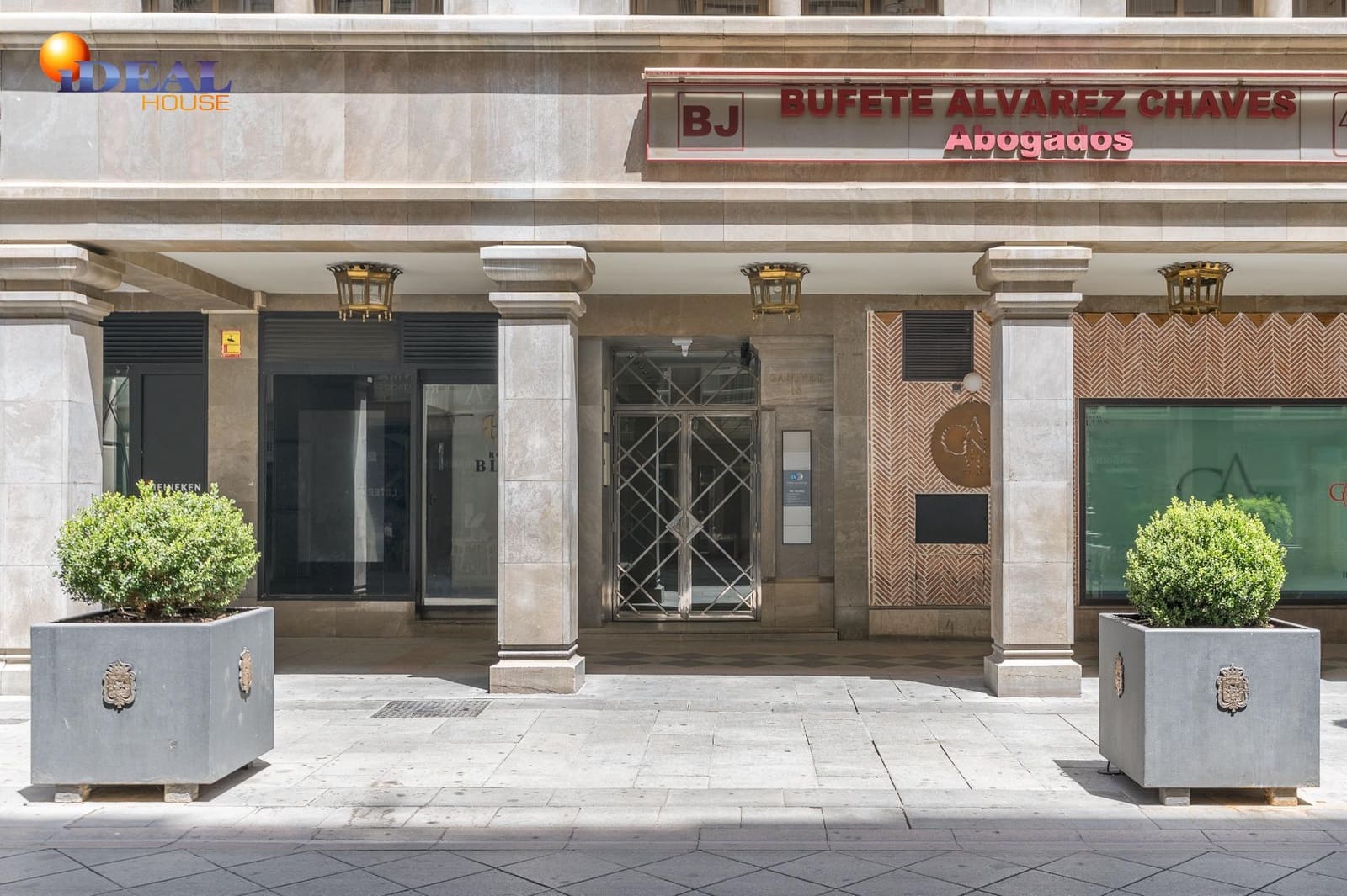 4 bedroom Flat for sale in Granada city with garage - € 649,000 (Ref: 9434195)