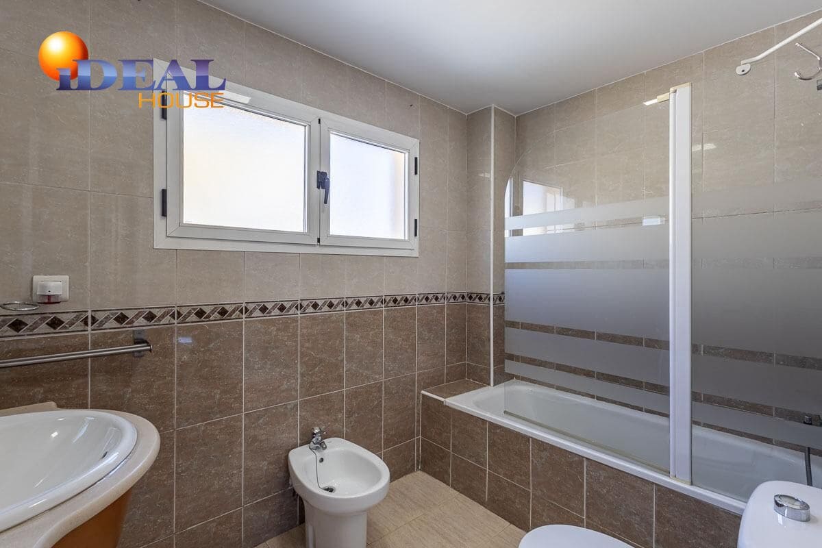 3 sovrum Radhus till salu i Ogijares med garage - 215 000 € (Ref: 9434200)