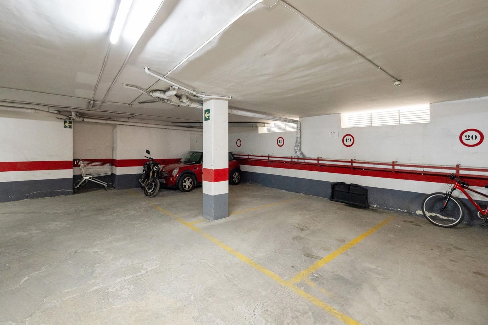 Garage for sale in Granada city - € 13,900 (Ref: 9434202)