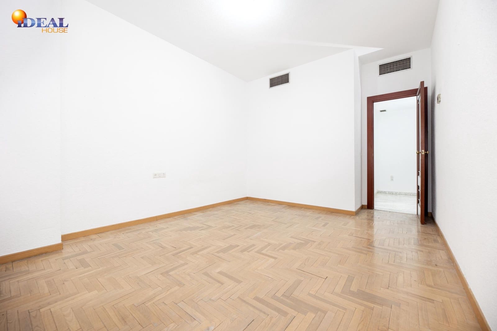 4 slaapkamer Flat te koop in Granada stad met zwembad - € 495.000 (Ref: 9434218)