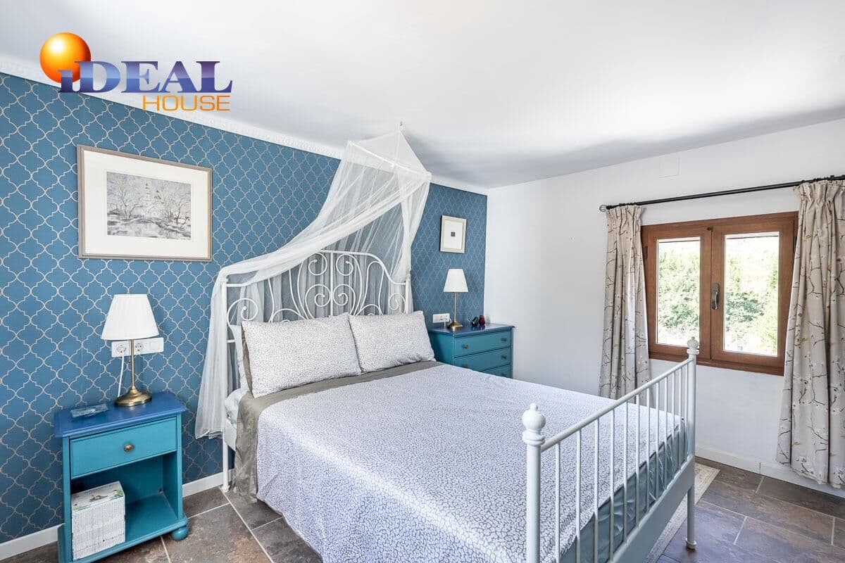 4 bedroom Villa for sale in Loja with pool - € 268,000 (Ref: 9434223)