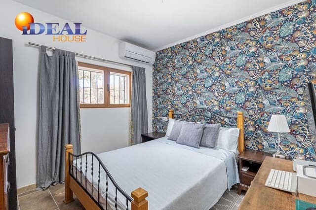 4 bedroom Villa for sale in Loja with pool - € 268,000 (Ref: 9434223)