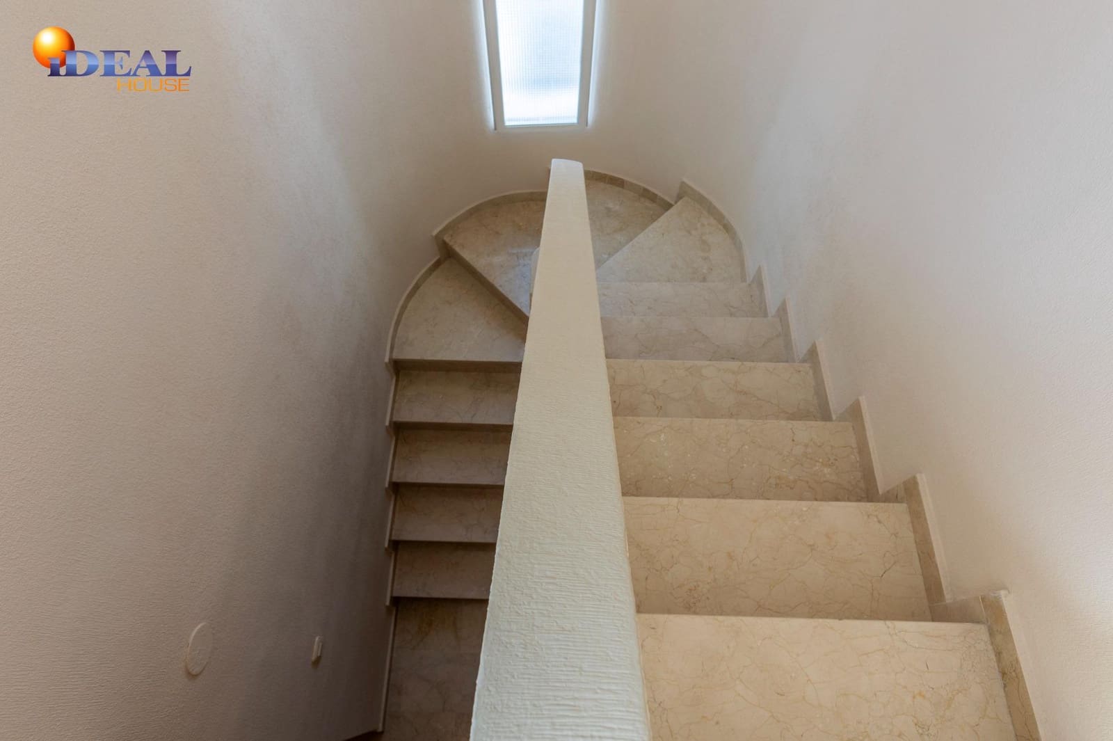 3 soverom Rekkehus til salgs i Almunecar med svømmebasseng garasje - € 274 900 (Ref: 9434227)