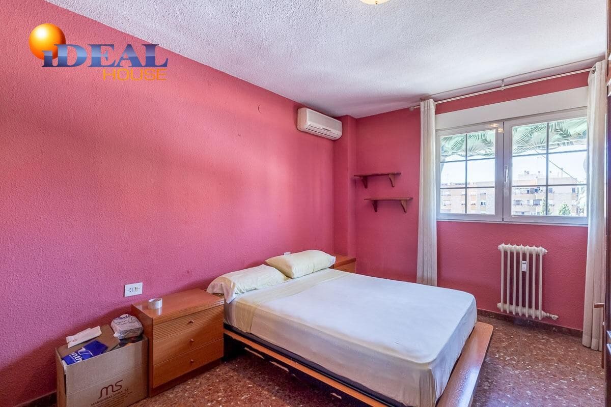 4 bedroom Flat for sale in Granada city with garage - € 329,000 (Ref: 9434249)