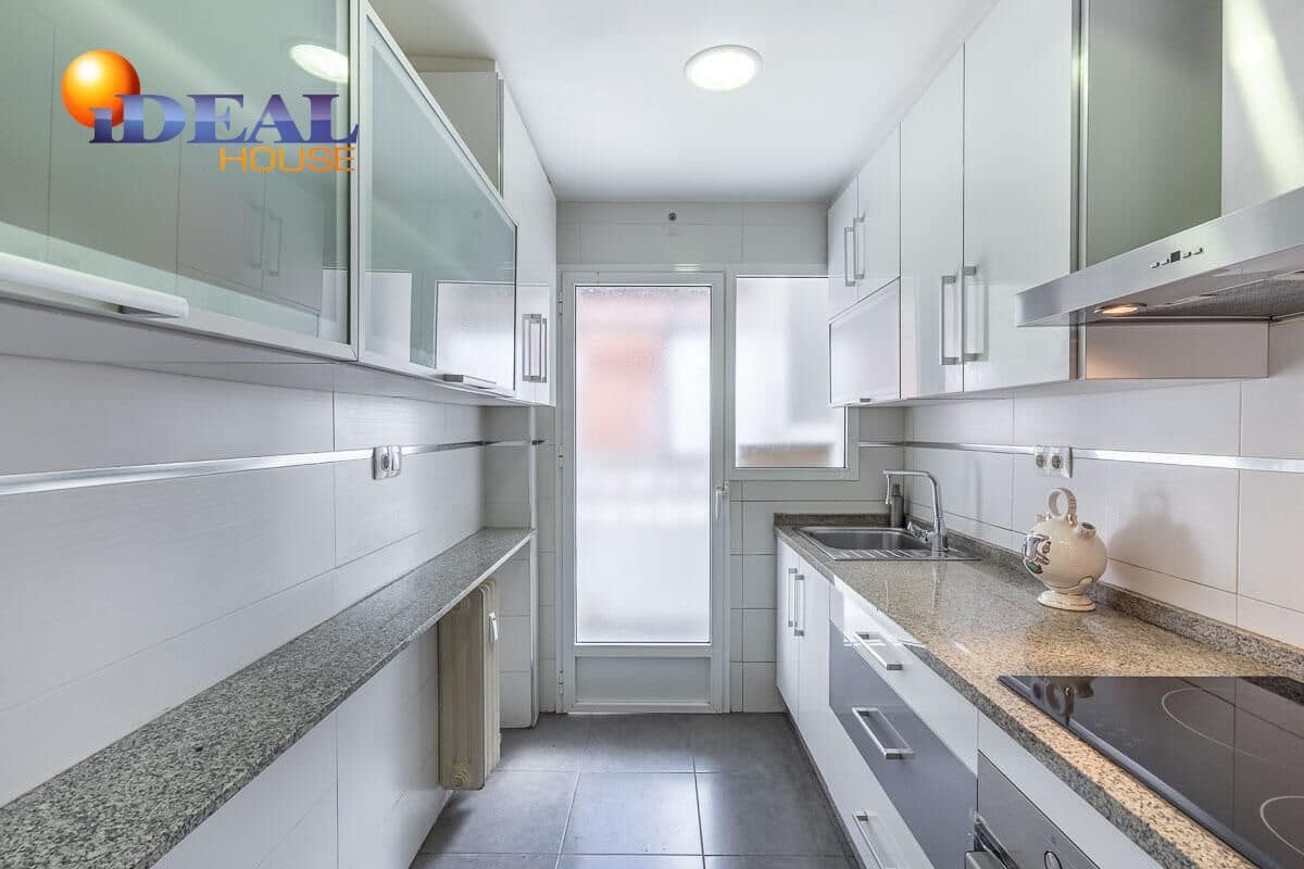 4 bedroom Flat for sale in Granada city with garage - € 329,000 (Ref: 9434249)