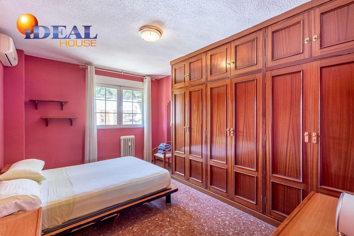 4 bedroom Flat for sale in Granada city with garage - € 329,000 (Ref: 9434249)