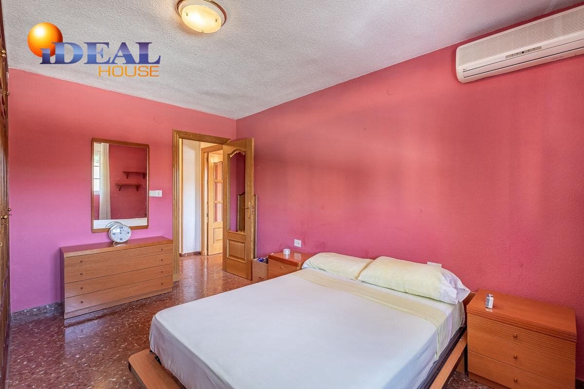 4 bedroom Flat for sale in Granada city with garage - € 329,000 (Ref: 9434249)