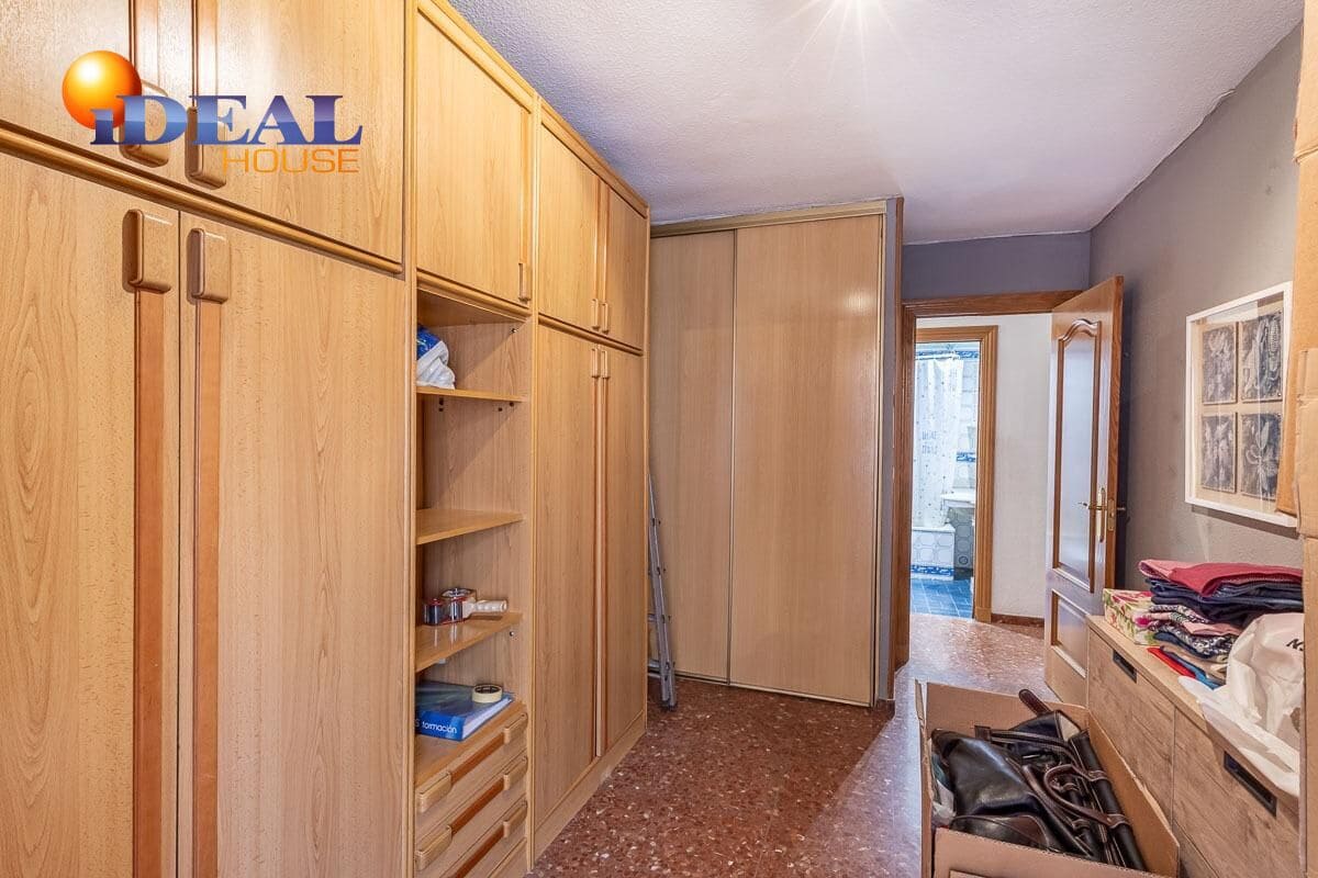 4 bedroom Flat for sale in Granada city with garage - € 329,000 (Ref: 9434249)