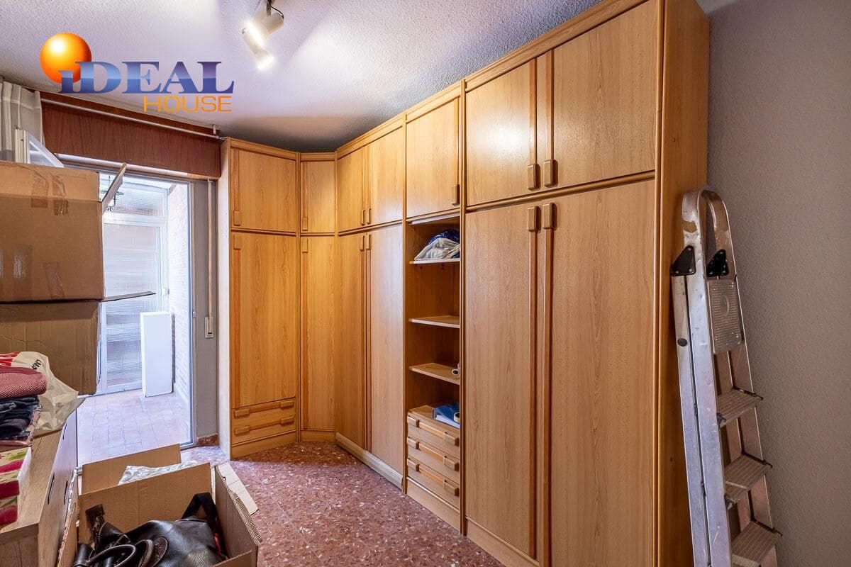 4 bedroom Flat for sale in Granada city with garage - € 329,000 (Ref: 9434249)