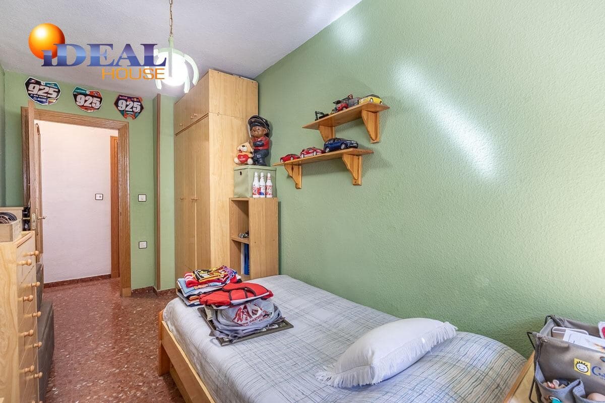 4 bedroom Flat for sale in Granada city with garage - € 329,000 (Ref: 9434249)