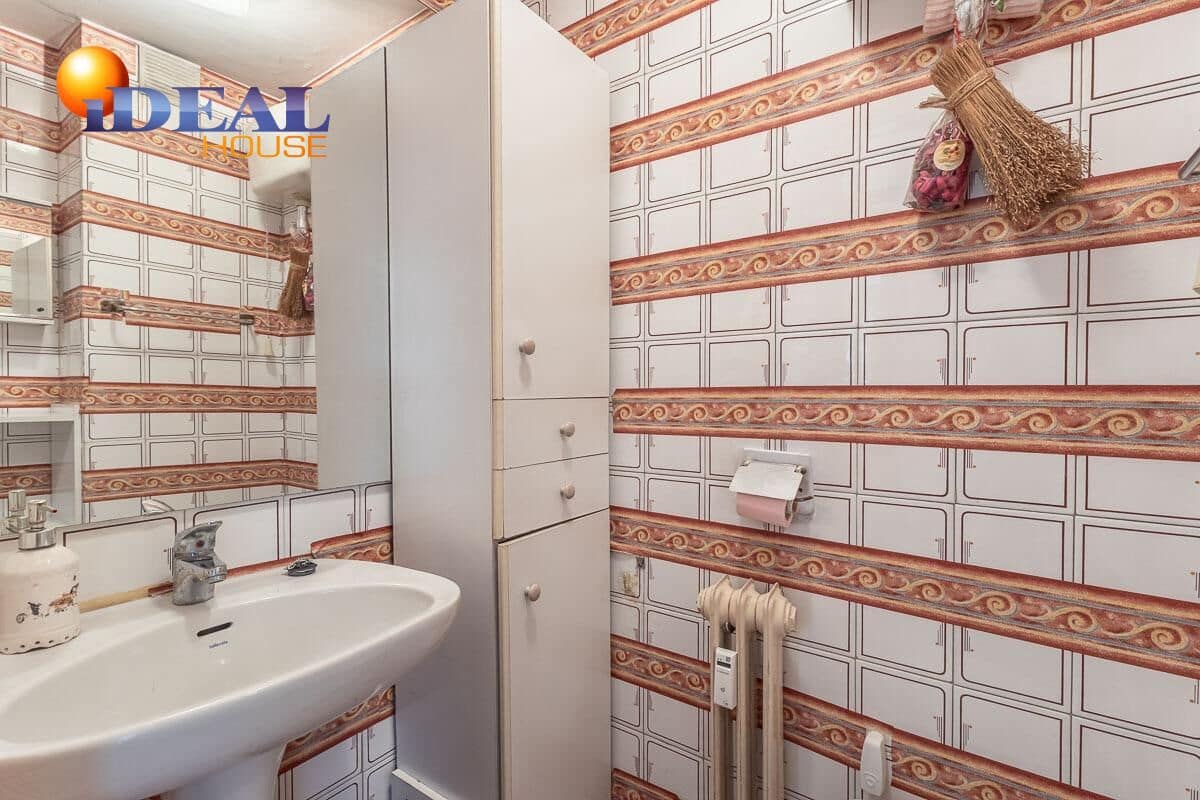 4 bedroom Flat for sale in Granada city with garage - € 329,000 (Ref: 9434249)