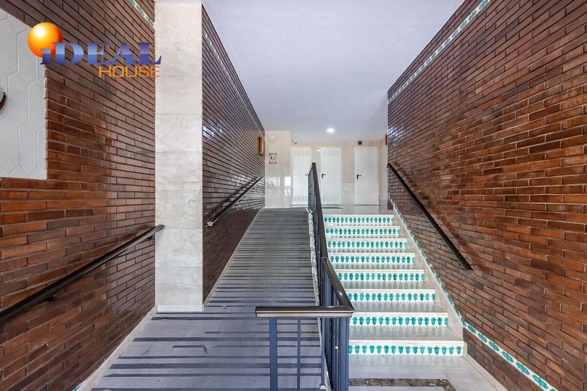 4 bedroom Flat for sale in Granada city with garage - € 329,000 (Ref: 9434249)